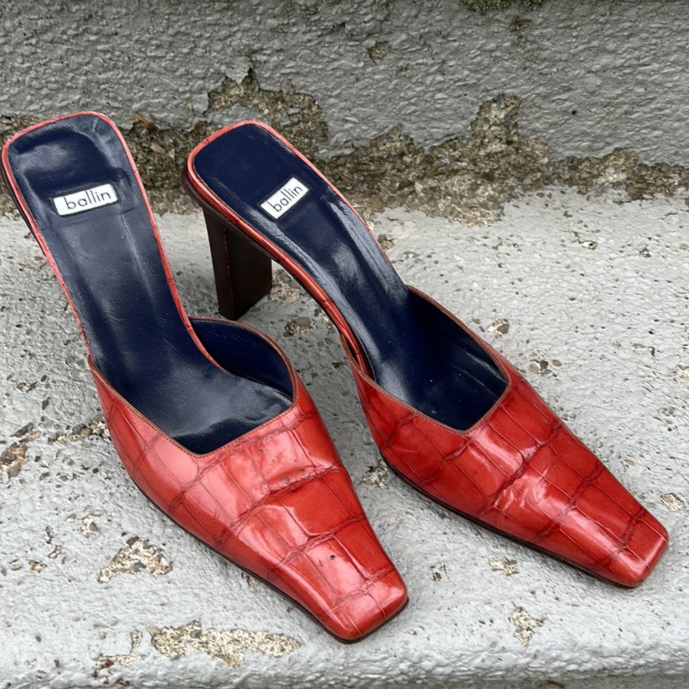 Beautiful Vintage Italian leather slide-ins